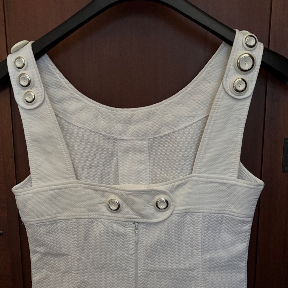 Elegant White Sleeveless Dress with Whimsical Button Detailing - Picture 5 of 7